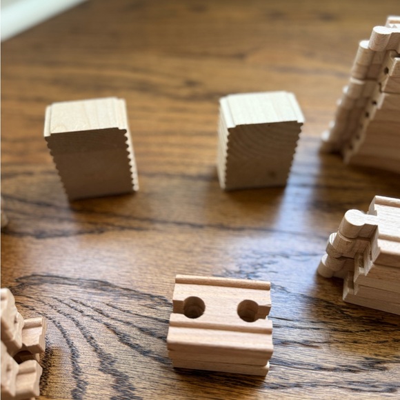 Thomas & Friends Wooden Train Set with Red and Black Engine - Picture 8 of 12